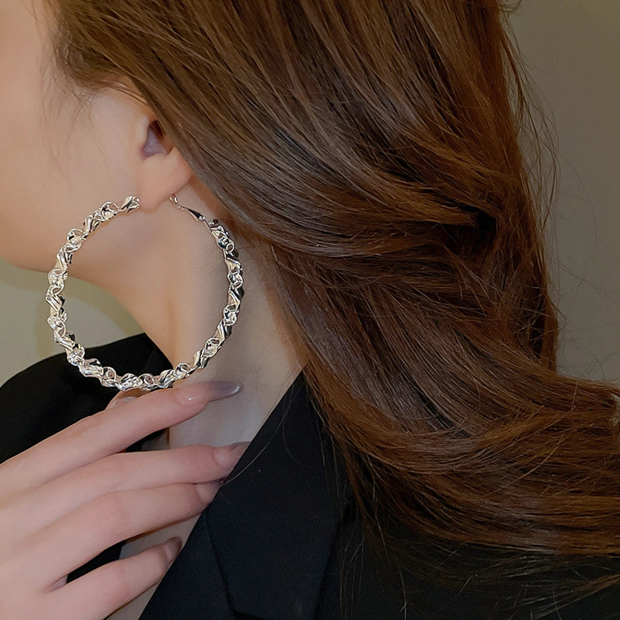 Exaggerated hoops