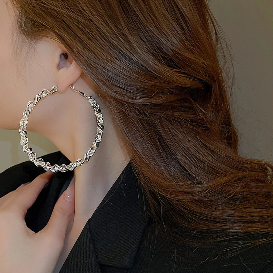 Exaggerated hoops