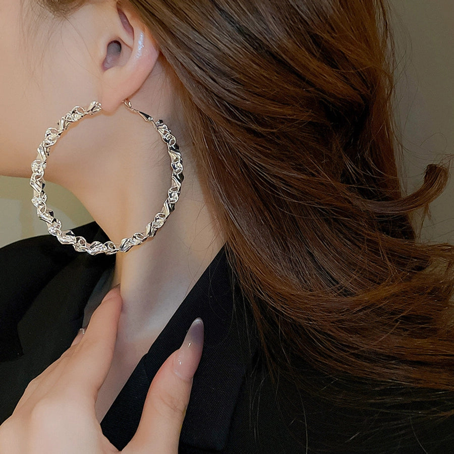 Exaggerated hoops