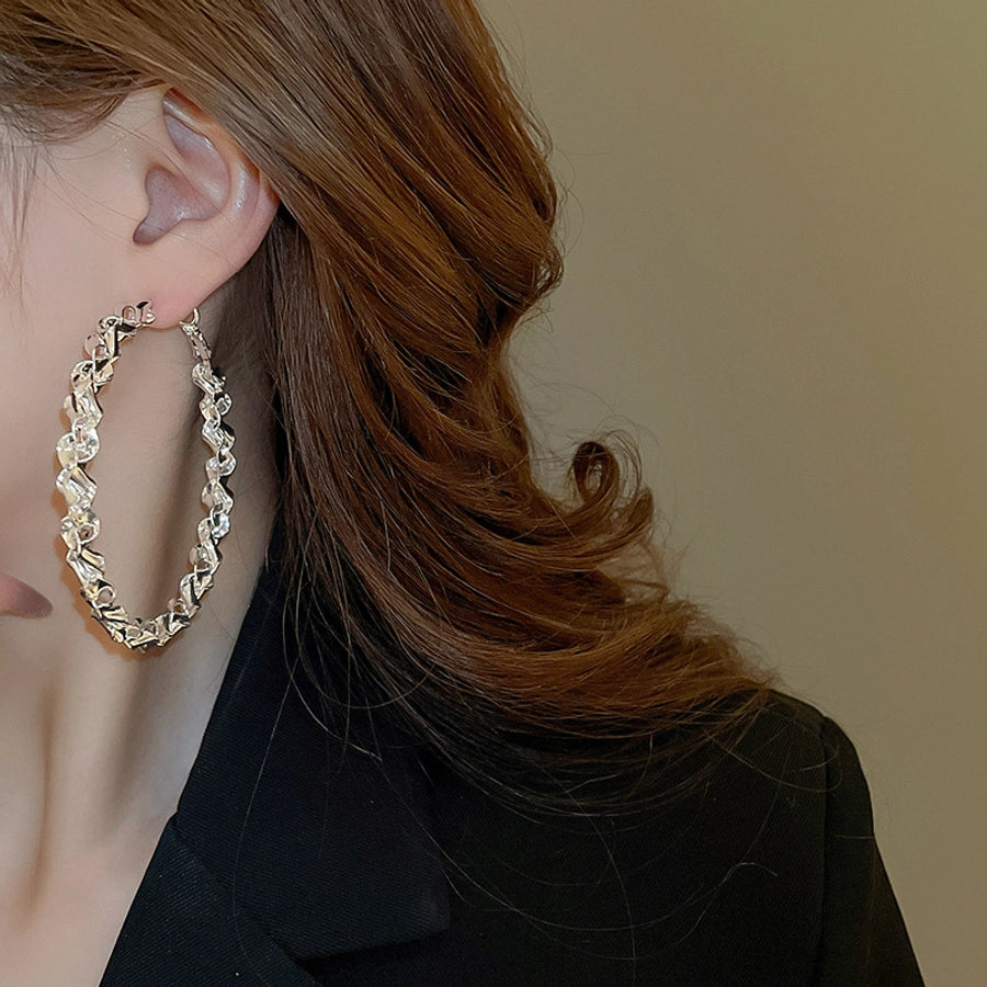 Exaggerated hoops