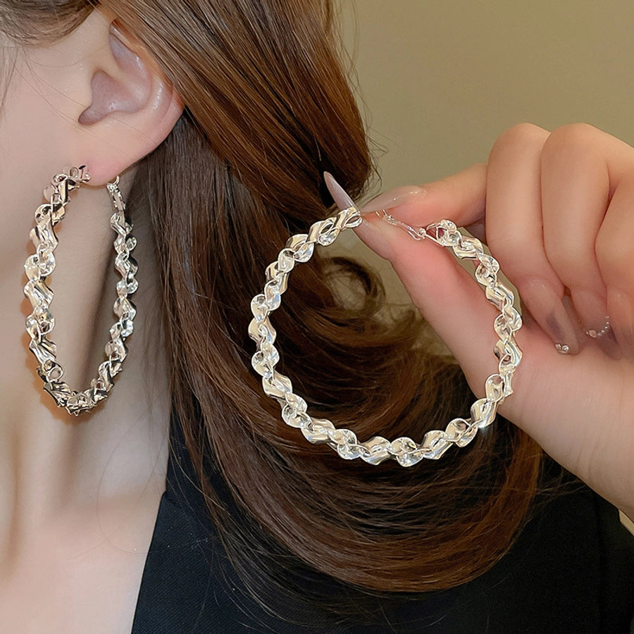 Exaggerated hoops